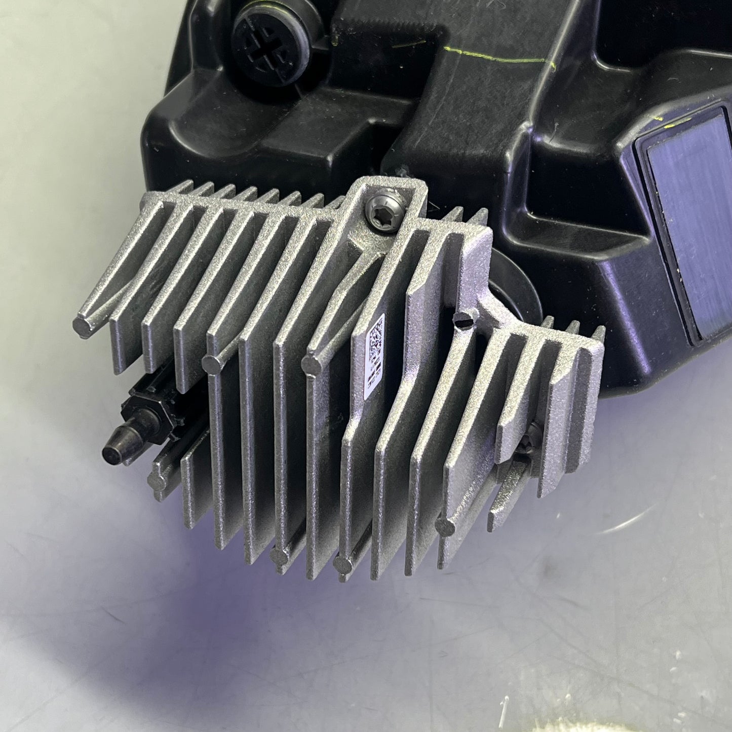 TESLA Genuine OEM RIGHT Headlight Assembly For 2027-2020 Tesla 1077372-00-L