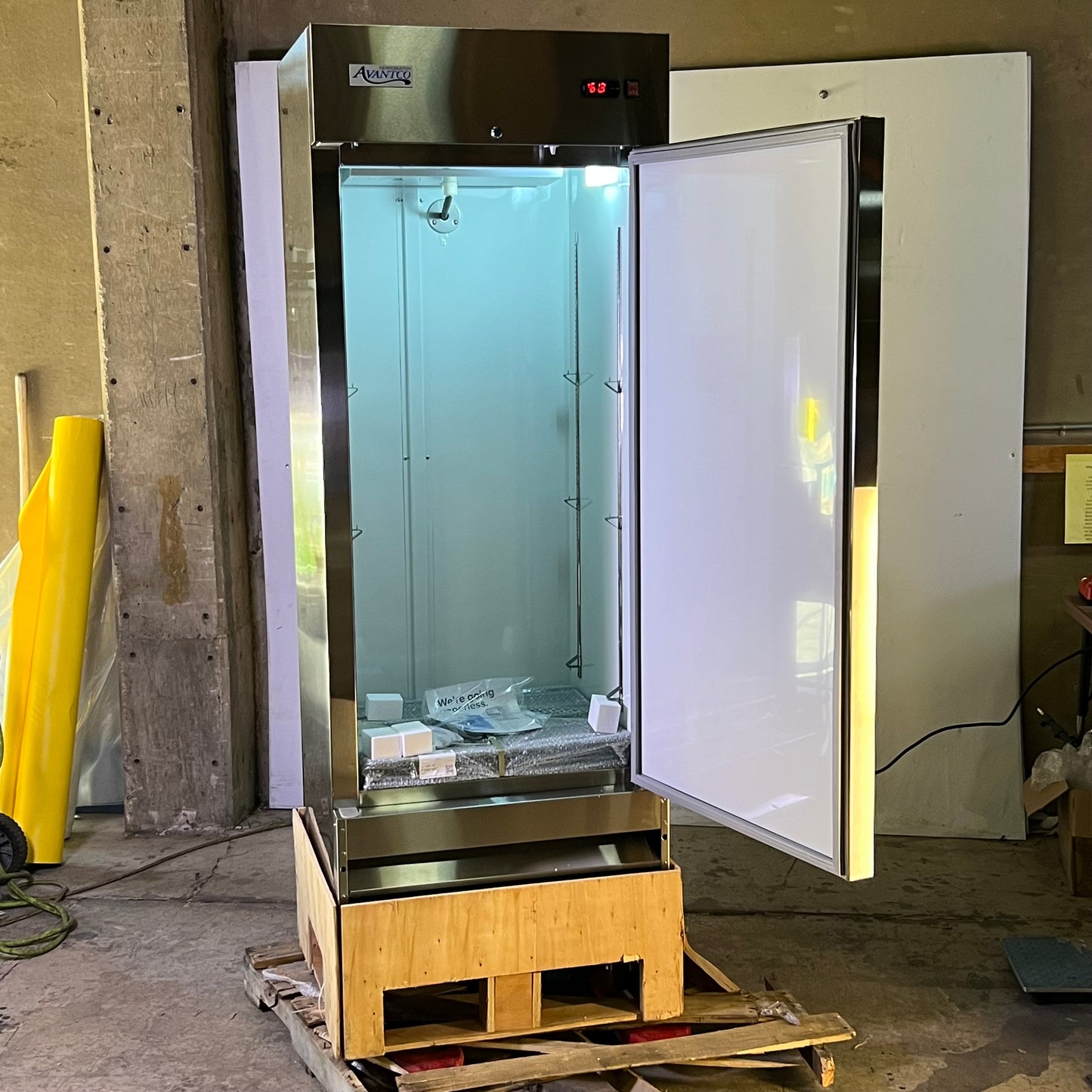 Z@ AVANTCO Solid Door Reach Refrigerator 115V 304 SS 30 3/8x27 3/8x84 1/2 178A19RHC (As-is)
