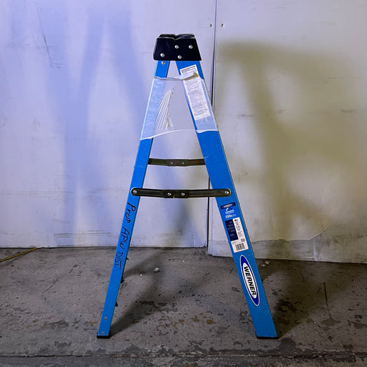 WERNER Type I Fiberglass Single Sided Stepladder Capacity 250 Lb. 4 ft. Blue & Grey FSI04