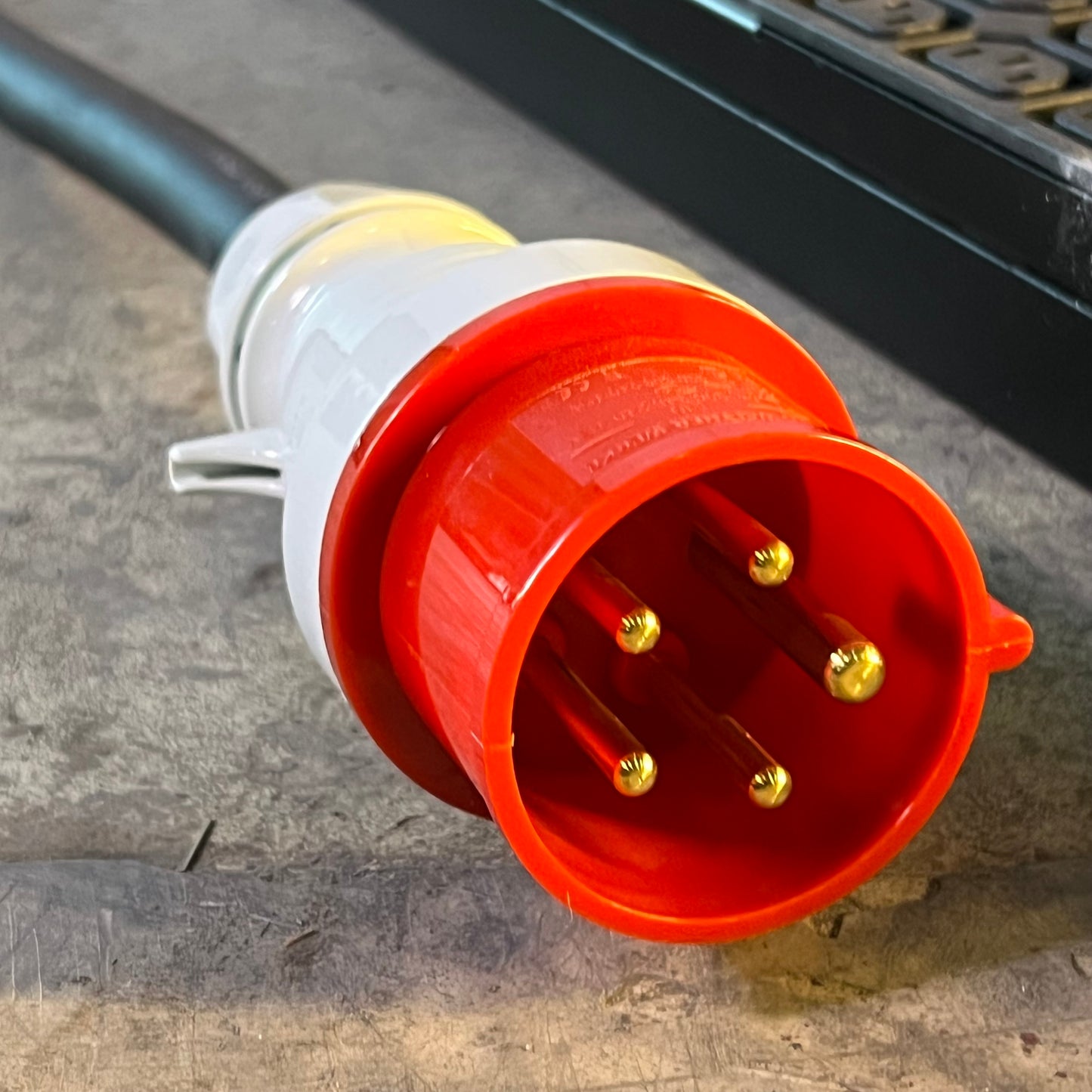 APC SCHNEIDER ELECTRIC Rack Pdu Metered 16A Sz 70.51"H x 2.20"W x 1.73"D AP8881