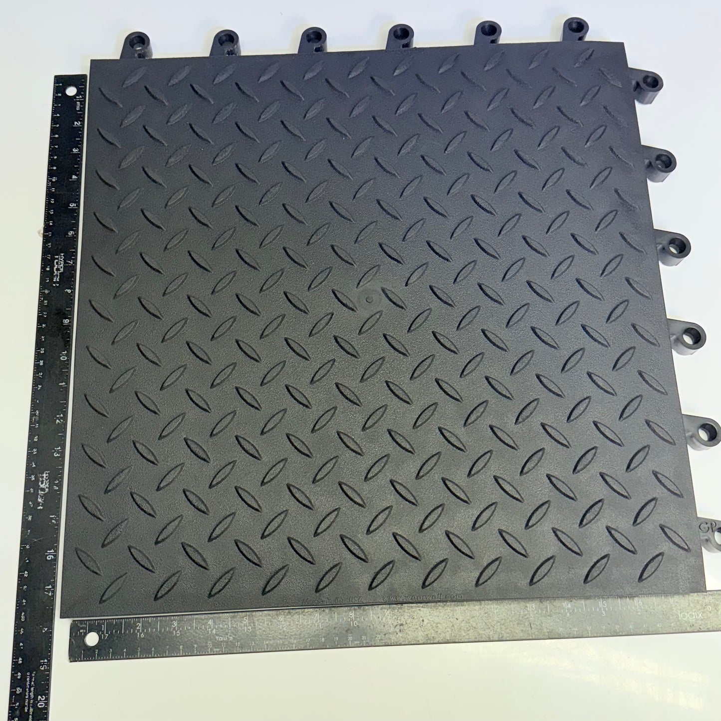GLOBAL INDUSTRIAL Case Of 10 ErgoDeck Max Diamond-Plate Mat 7/8" 1.5' X 1.5'
