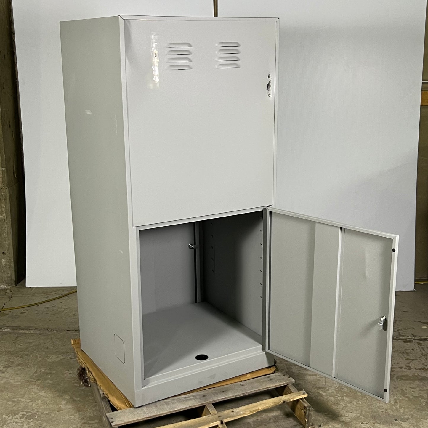 ZA@ VULCAN Mobile Security Computer Cabinet Sz 57"H X 26"L X 24"W, Grey (AS-IS, Damage)