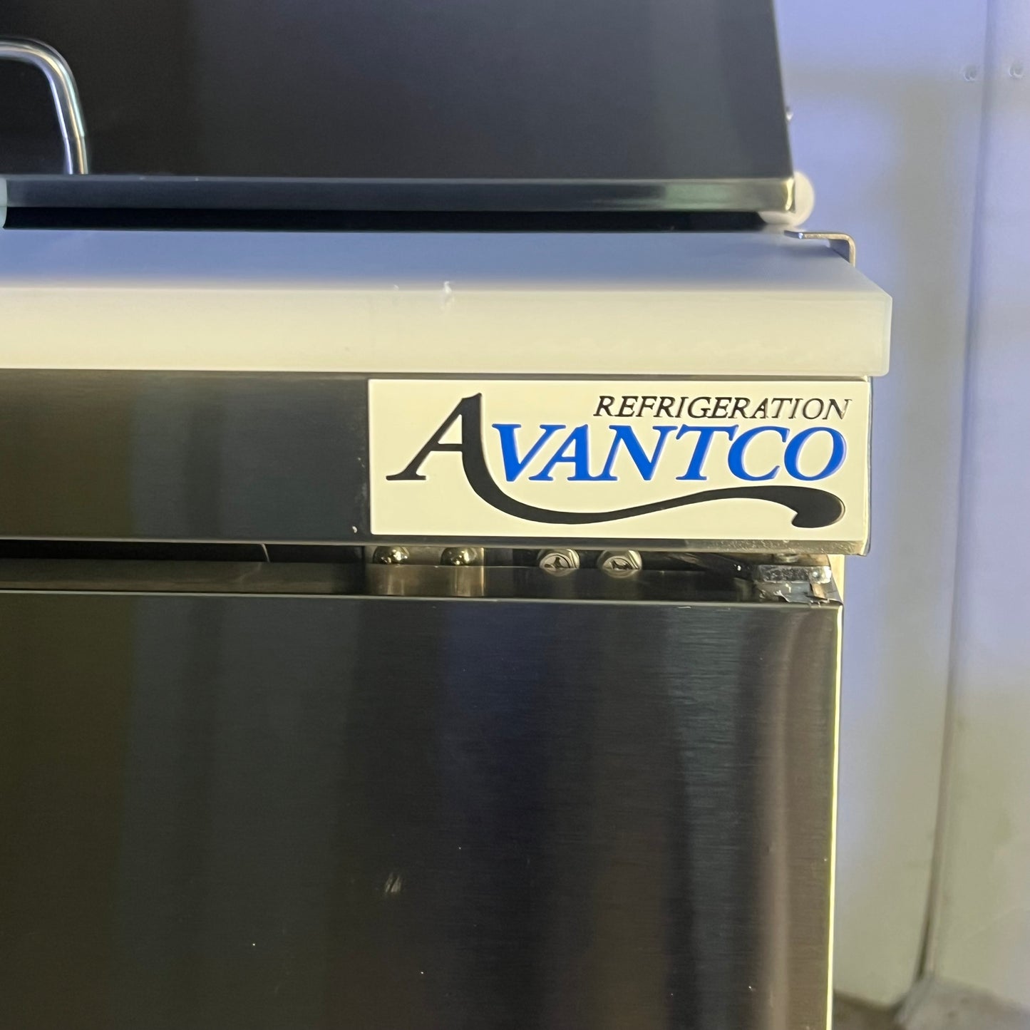 ZA@ AVANTCO 27" 1 Door Refrigerated Sandwich Prep Table 178APT27HC (New Other, Minor Damage)