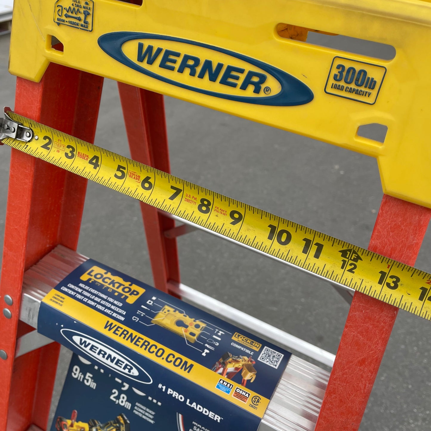 Z@ WERNER A-Frame Fiberglass Step Ladder 5' 300 lb Load Cap 6205 (As-Is)