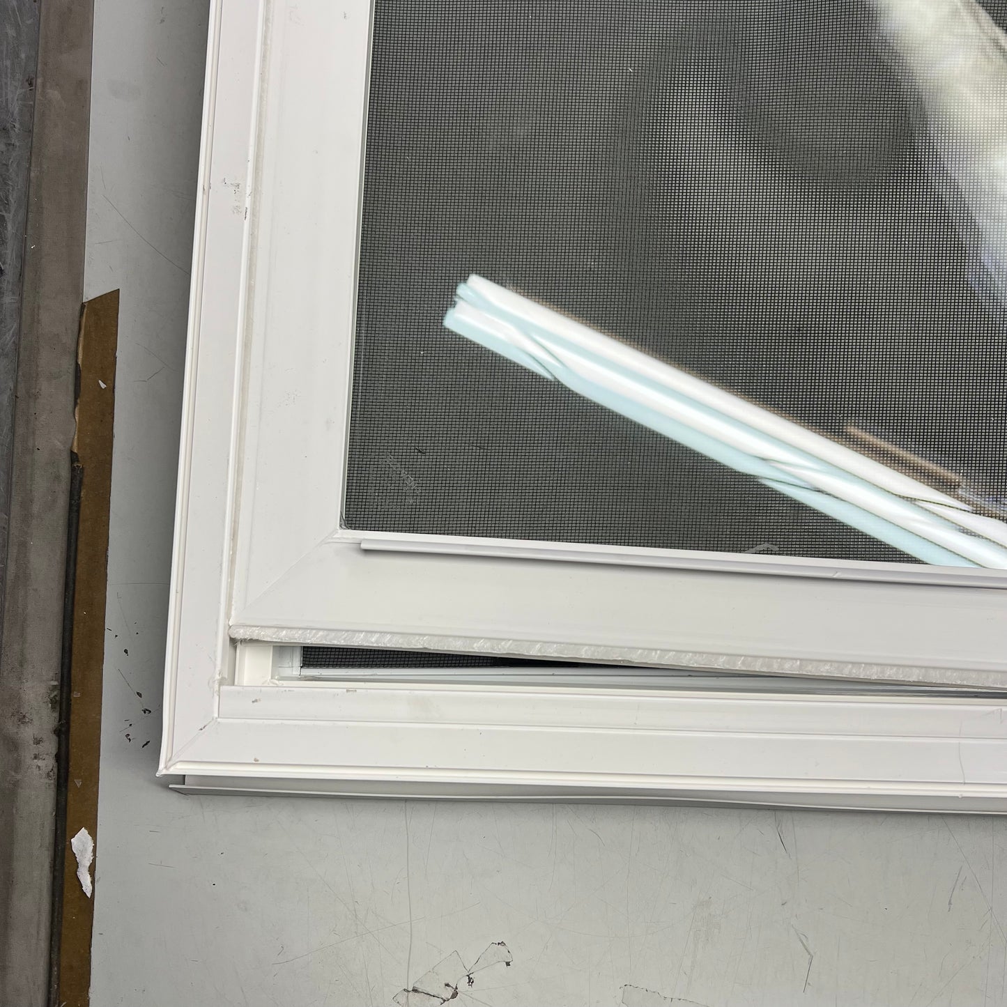 ZA@ JELD-WEN V-2500 Series Single Hung Vinyl Low-E 35.75" X 37.5" White LT2308 (As-Is)