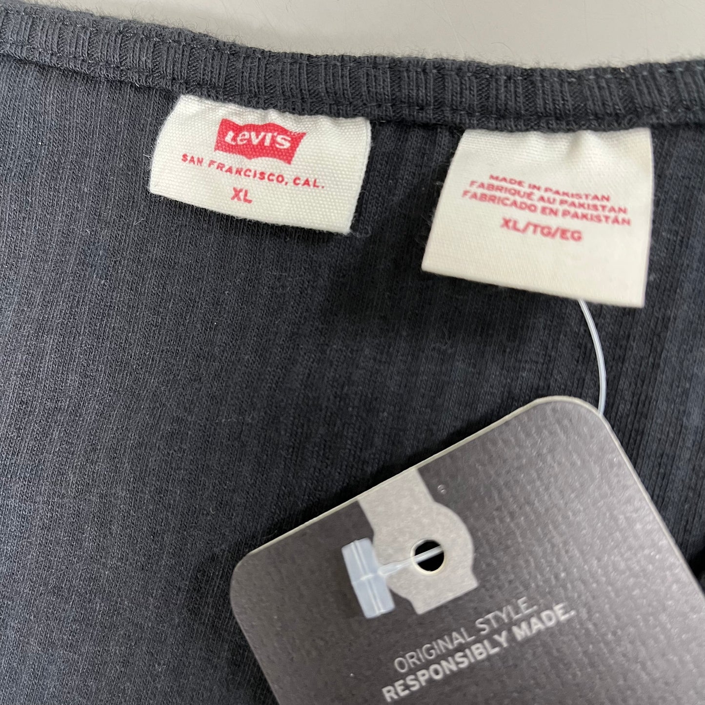 LEVI'S Muse Long Sleeve V-Neck T-Shirt Slim Fit Women's Sz XL Black A87830001