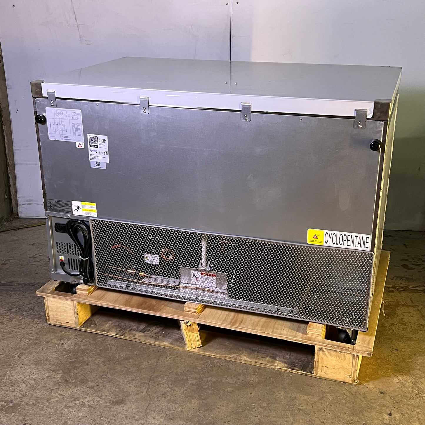 AVANTCO Undercounter Refrigerator Sz 48"W x 29.5"D x 35.25"H 178AU48R (New Other, Minor Damage (See Image)