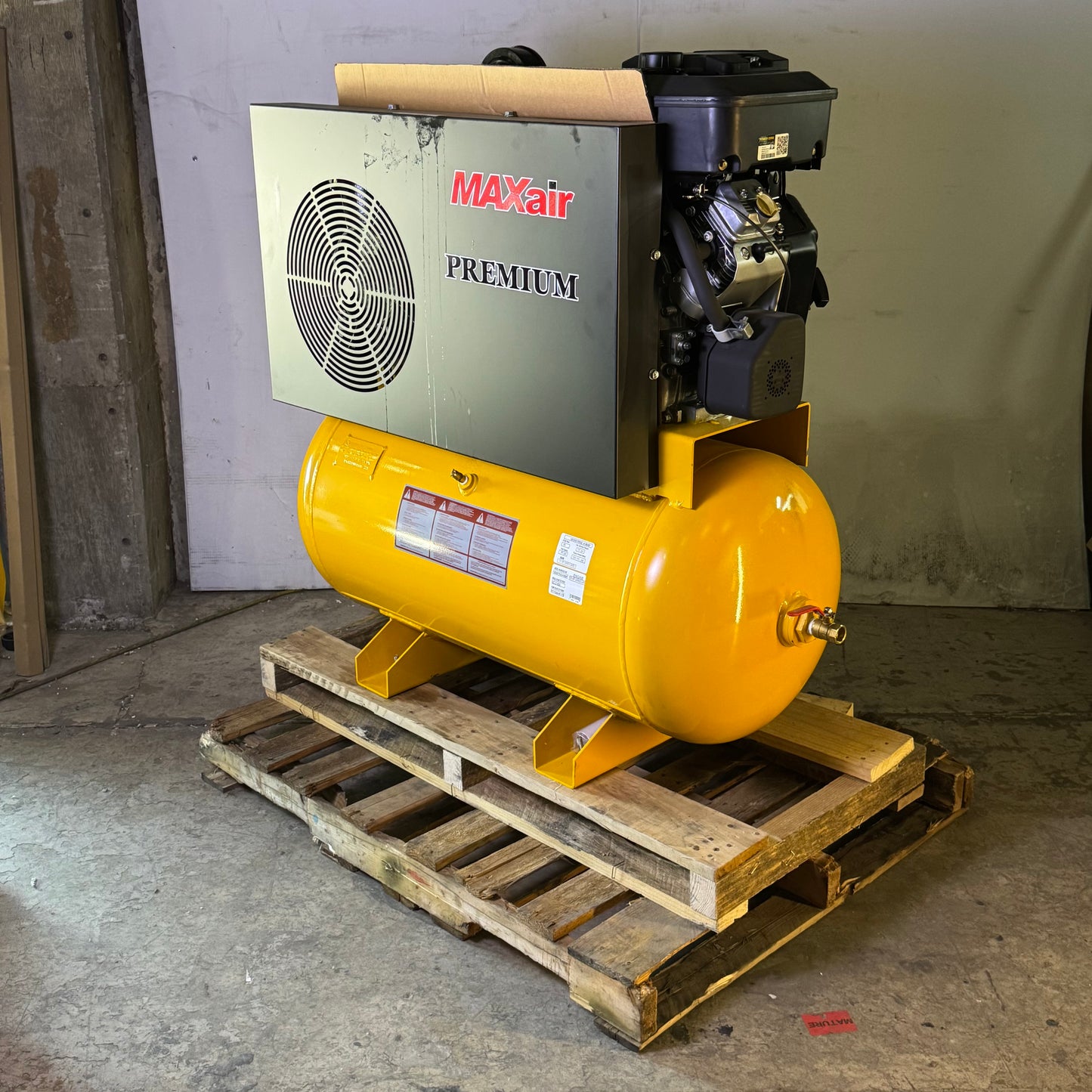 MAXAIR Premium Truck Mount Air Compressor - 18 HP, 55 Gal, 170 PSI 18G55TRKE-H-MAP (New Other, Distressed Box)