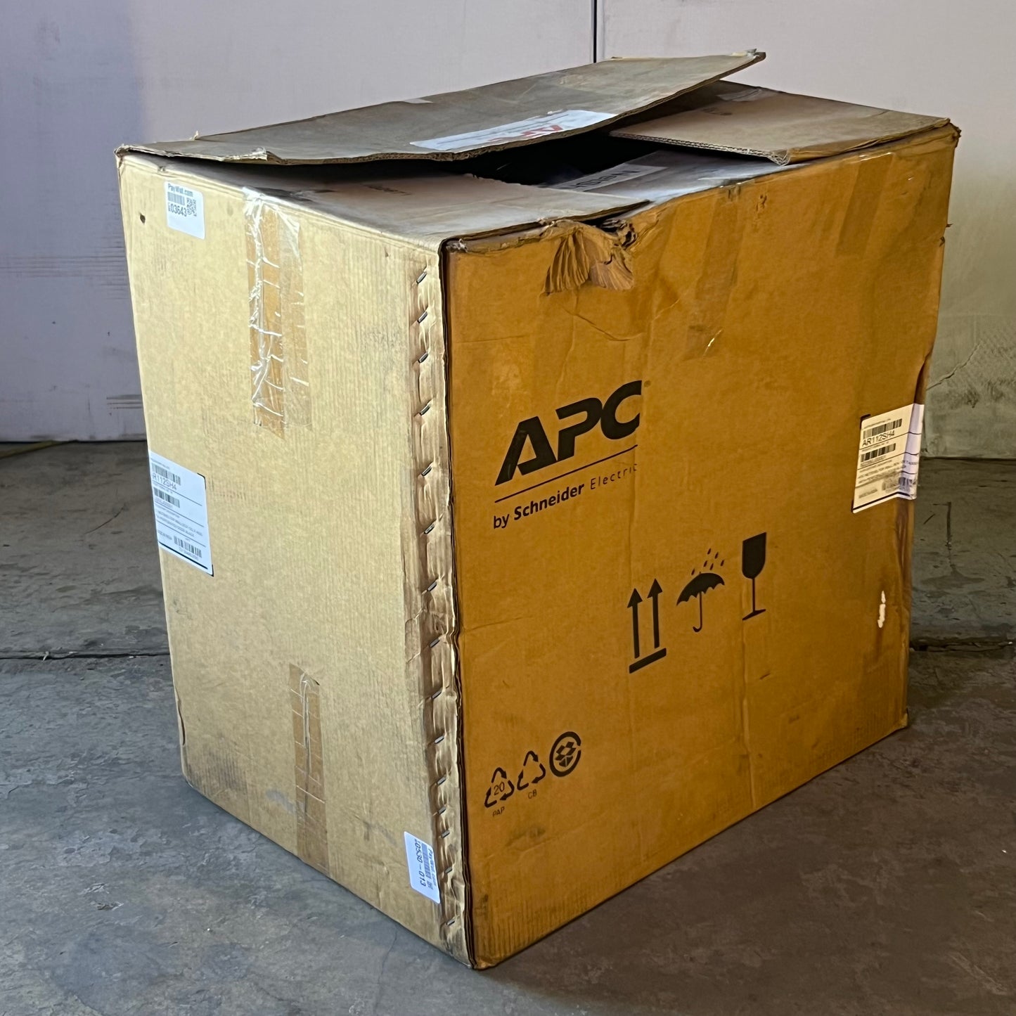 APC Net Shelter Wallmount Enclosure Cabinet Single Hinged Switch 12U  AR112SH4