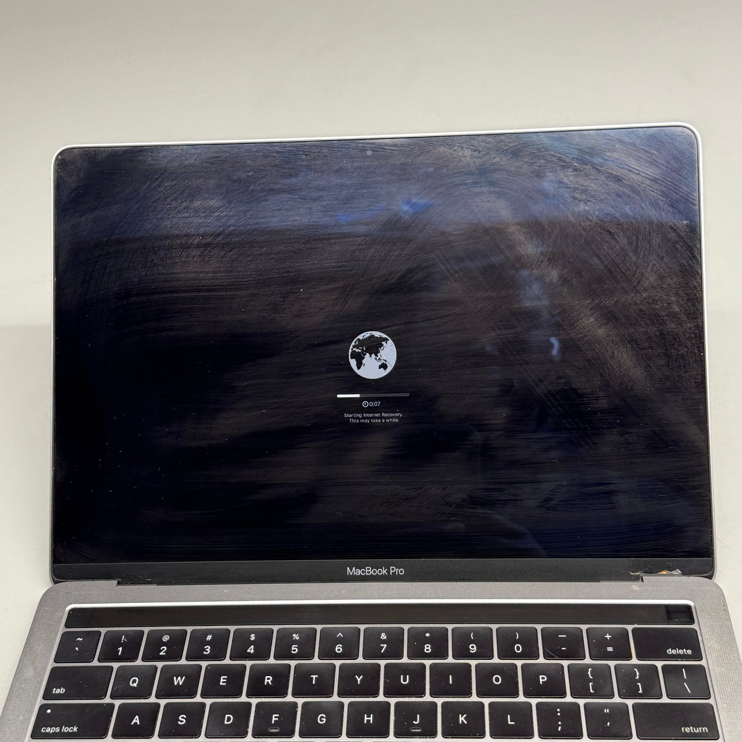 ZA@ APPLE Macbook pro 13" laptop (Small Screen Crack, AS-IS)