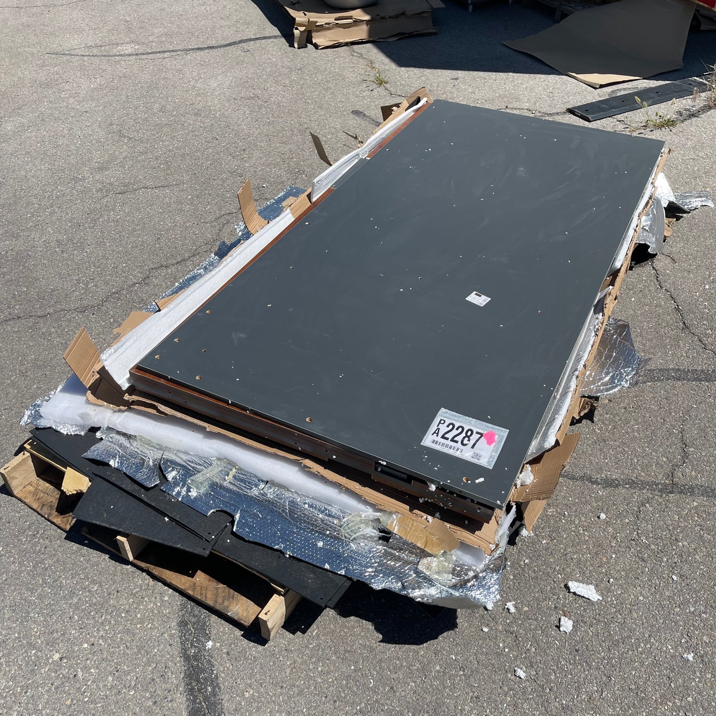 ZA@ Pallet of MIXED Unassembled Office Desk, Glass Panels, & Rubber Mats (AS-IS)