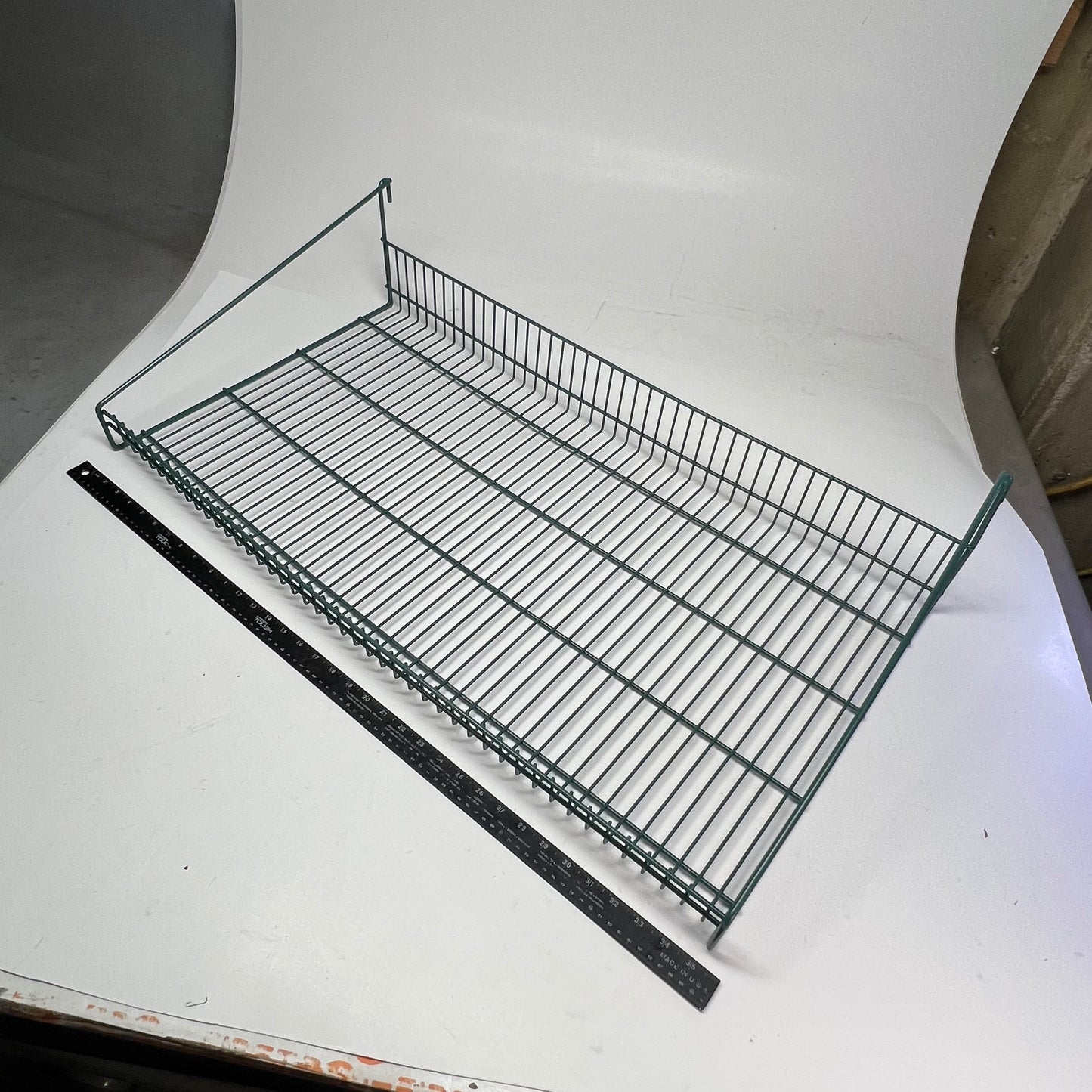 QUANTUM FOODSERVICE Store Grid Shelve w/ Hooks 36"x18"x7.5" Green SG-LS1836P