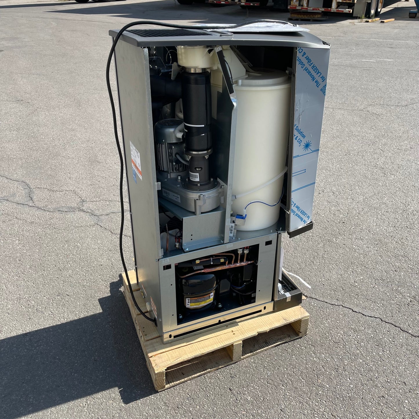 MANITOWOC Countertop Nugget Ice Maker/Water Dispenser CNF0202A-161 (Working Condition, Cosmetic Damage)