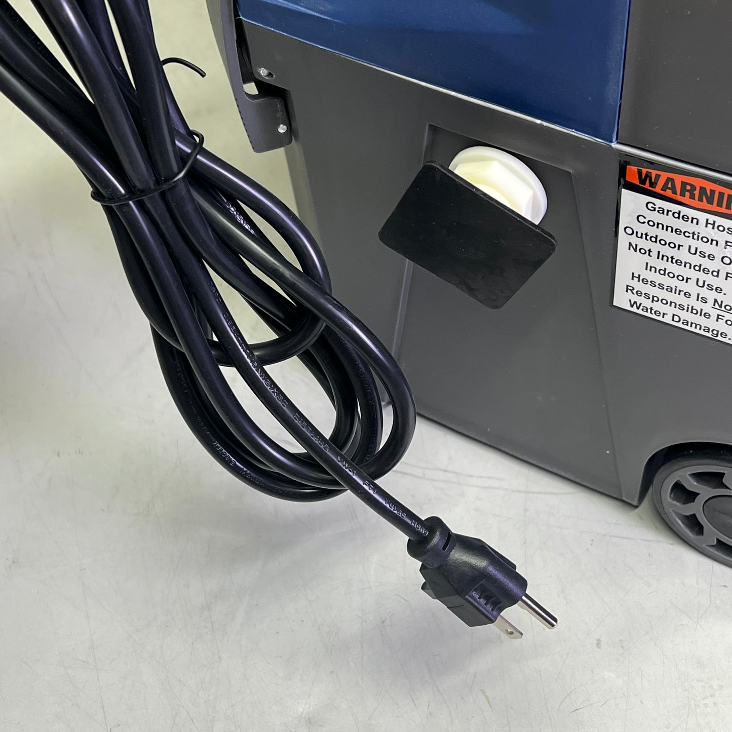 HESSAIRE Portable Evaporative Cooler 1,300 CFM Airflow 500 sq ft Cooling M100-B