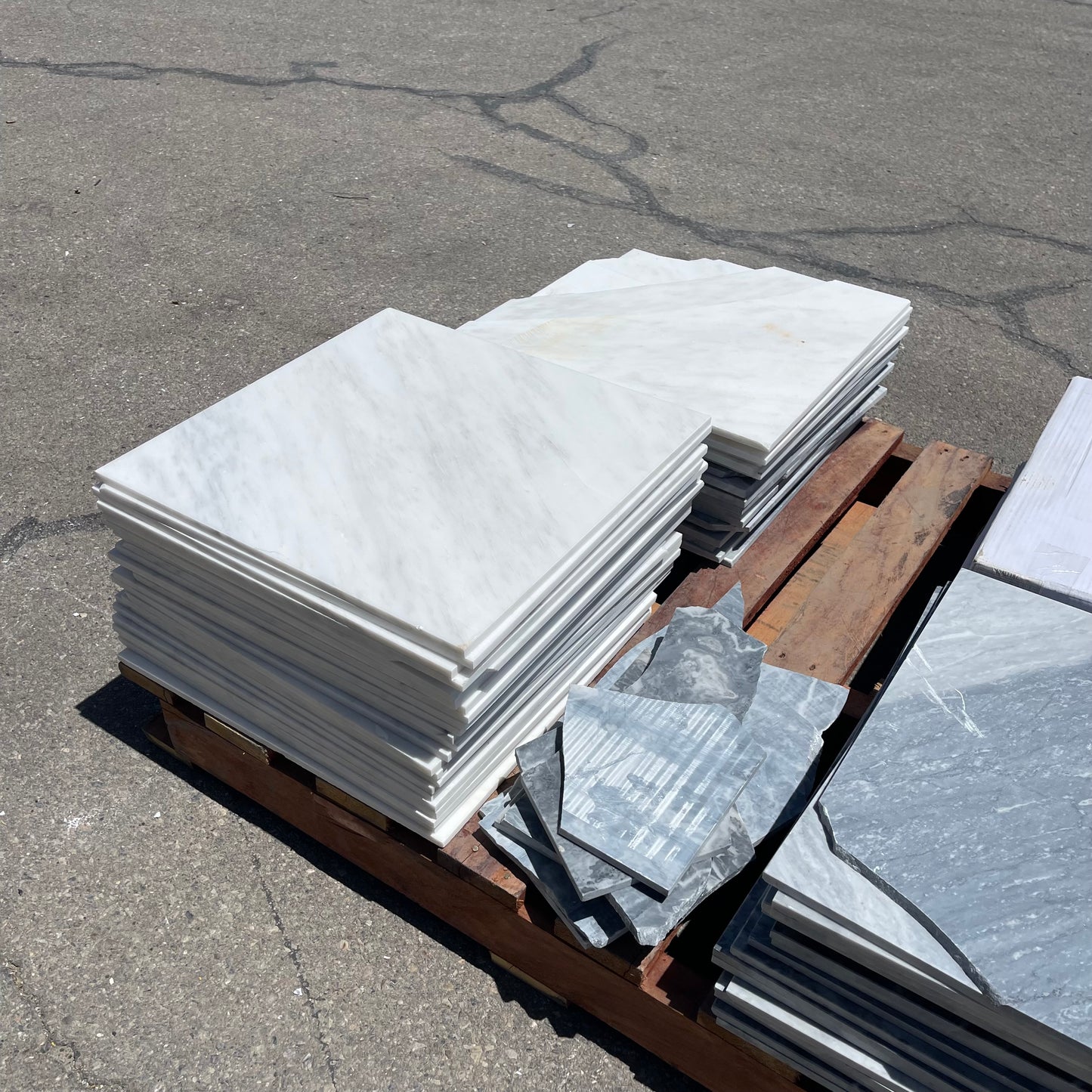 ZA@ Pallet of RIAD Casablanca Carrara & Bardiglio Grey Tiles 18"x18" (Some Broken, see images)