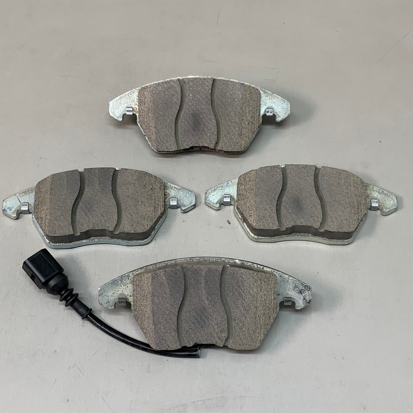 WAGNER OEx Ceramic Disc Brake Pad Set 6" x 3" Grey OEX1107