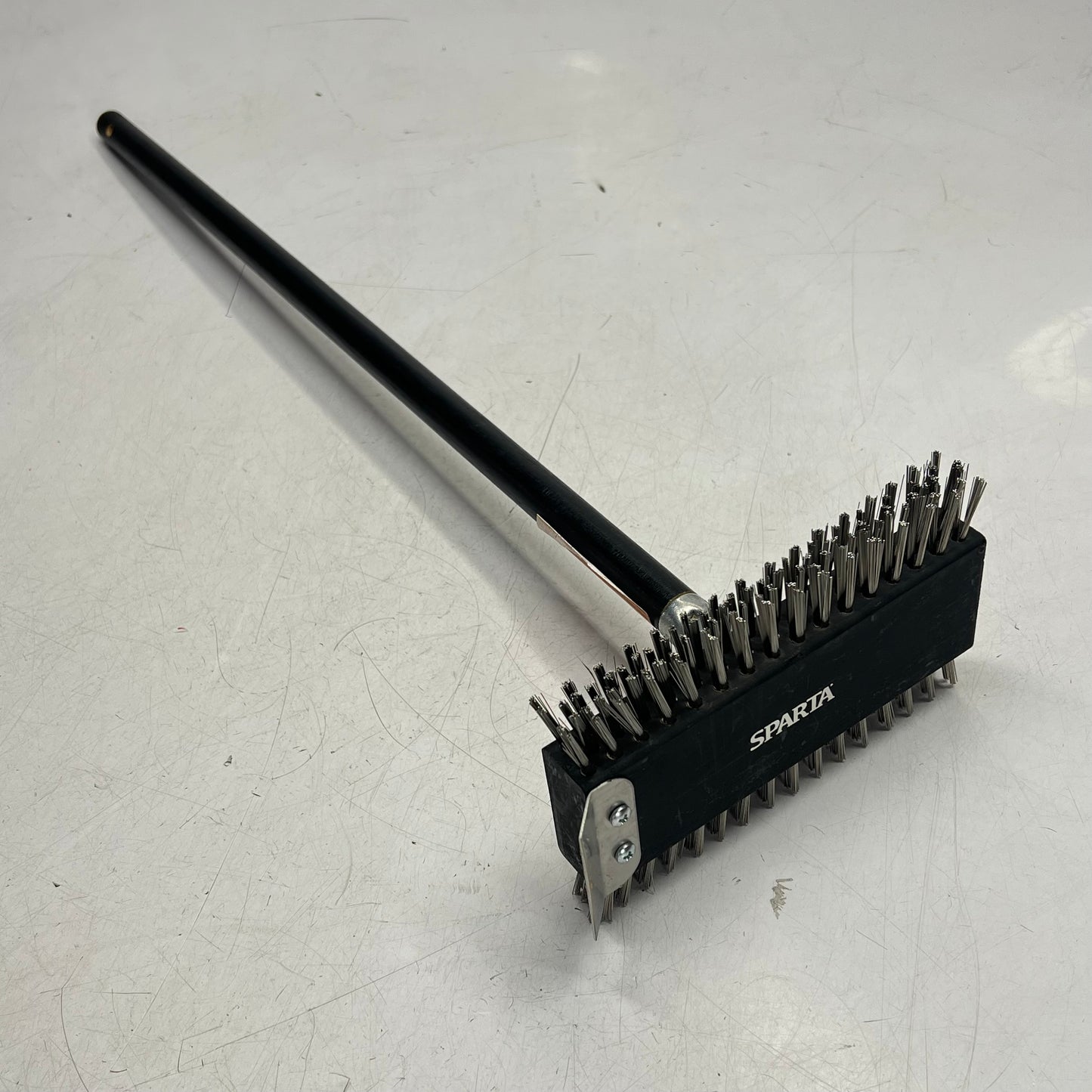 SPARTA  Broiler Master Grill Brush & Scraper W/ Handle 30.5" Black 4029000