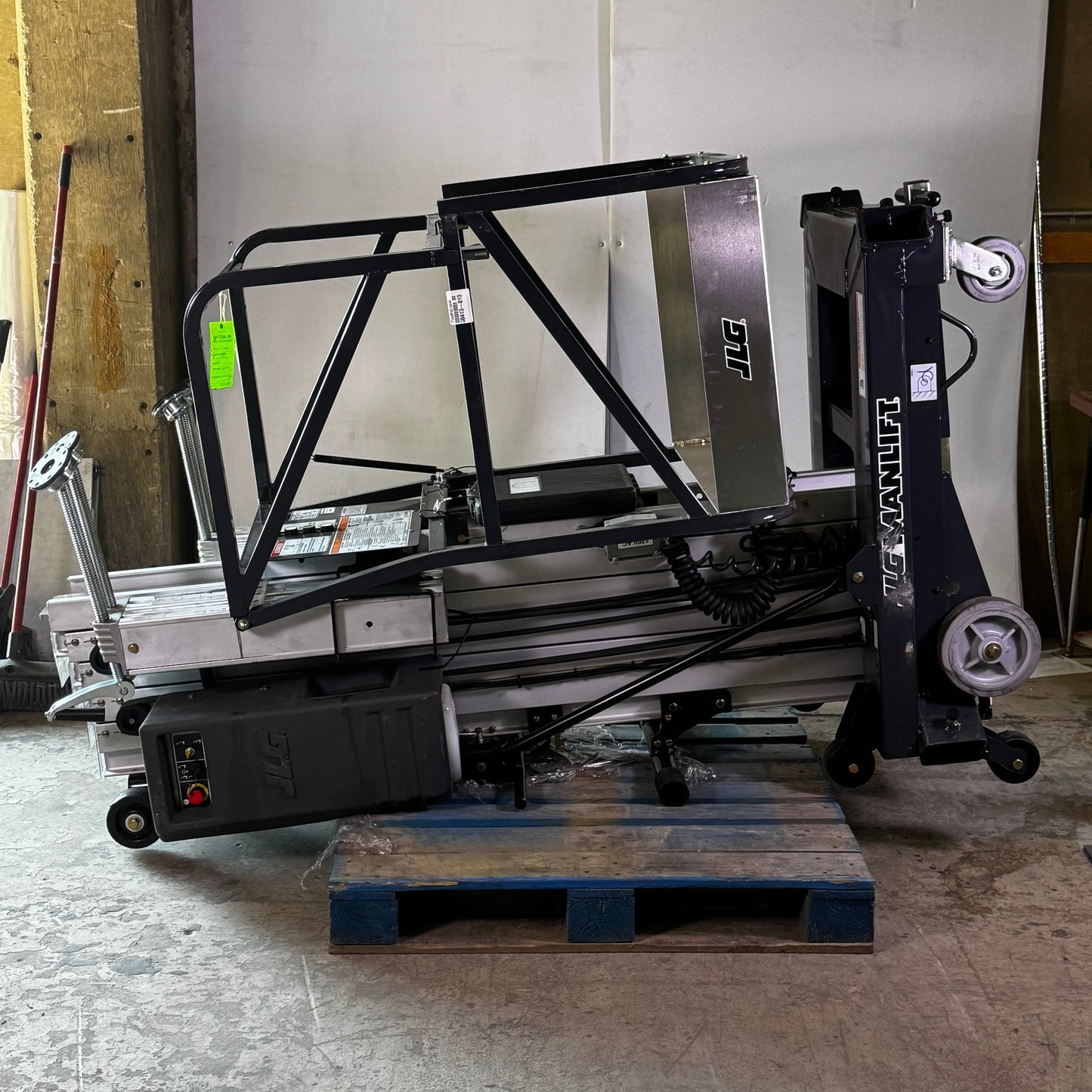 JLG Powered Portable Lift Max 352 Lbs  72"H x 50"W Grey NMB-001