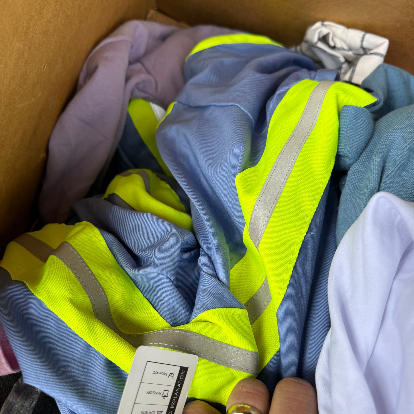 ZA@ Pallet of MIXED 100’s Of Men’s & Women’s Clothing