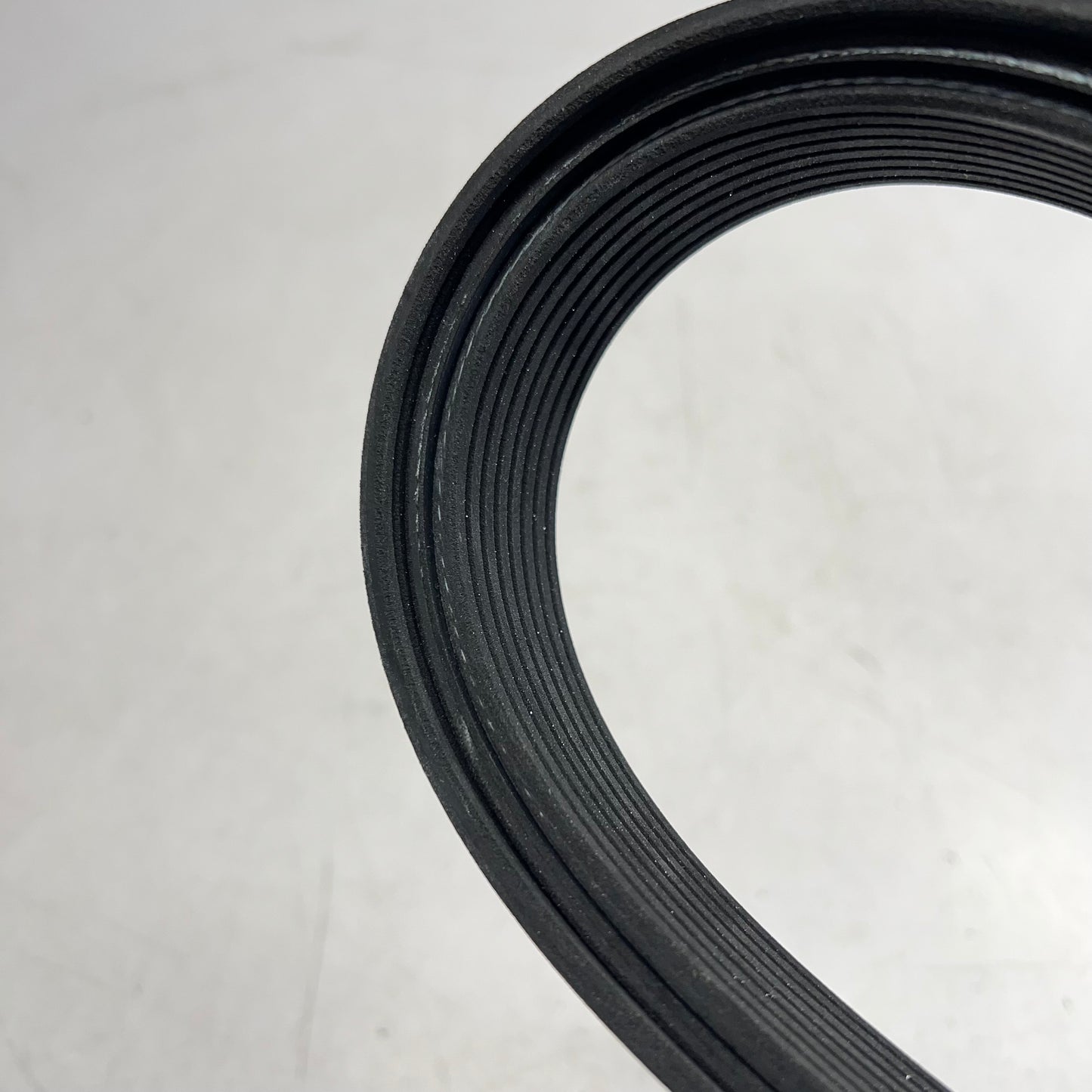 GATES Micro-v Serpentine Belt for Ford Vehicles  8 Rib 119-7/16" K081189