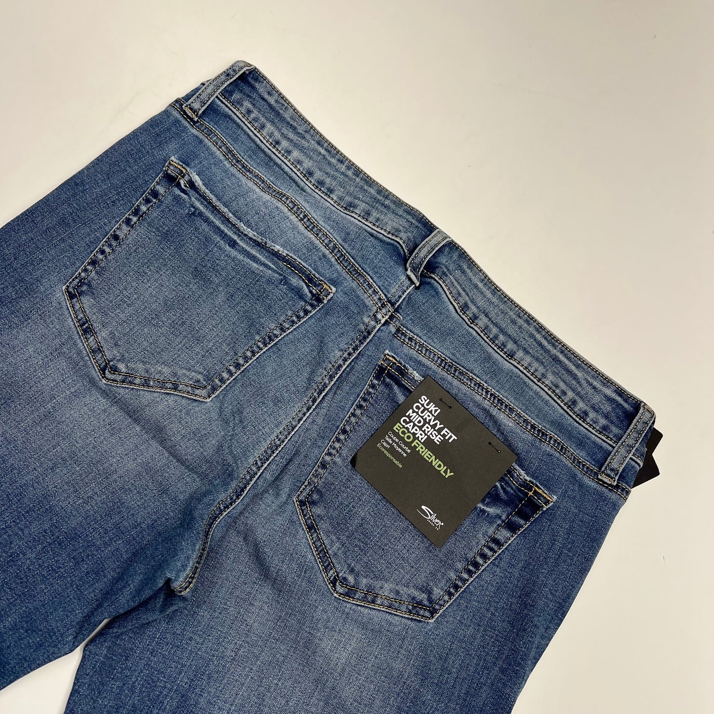 SILVER JEANS CO Suki Curvy Fit Mid Rise Capri Women's Sz 33/23.5 Light Wash