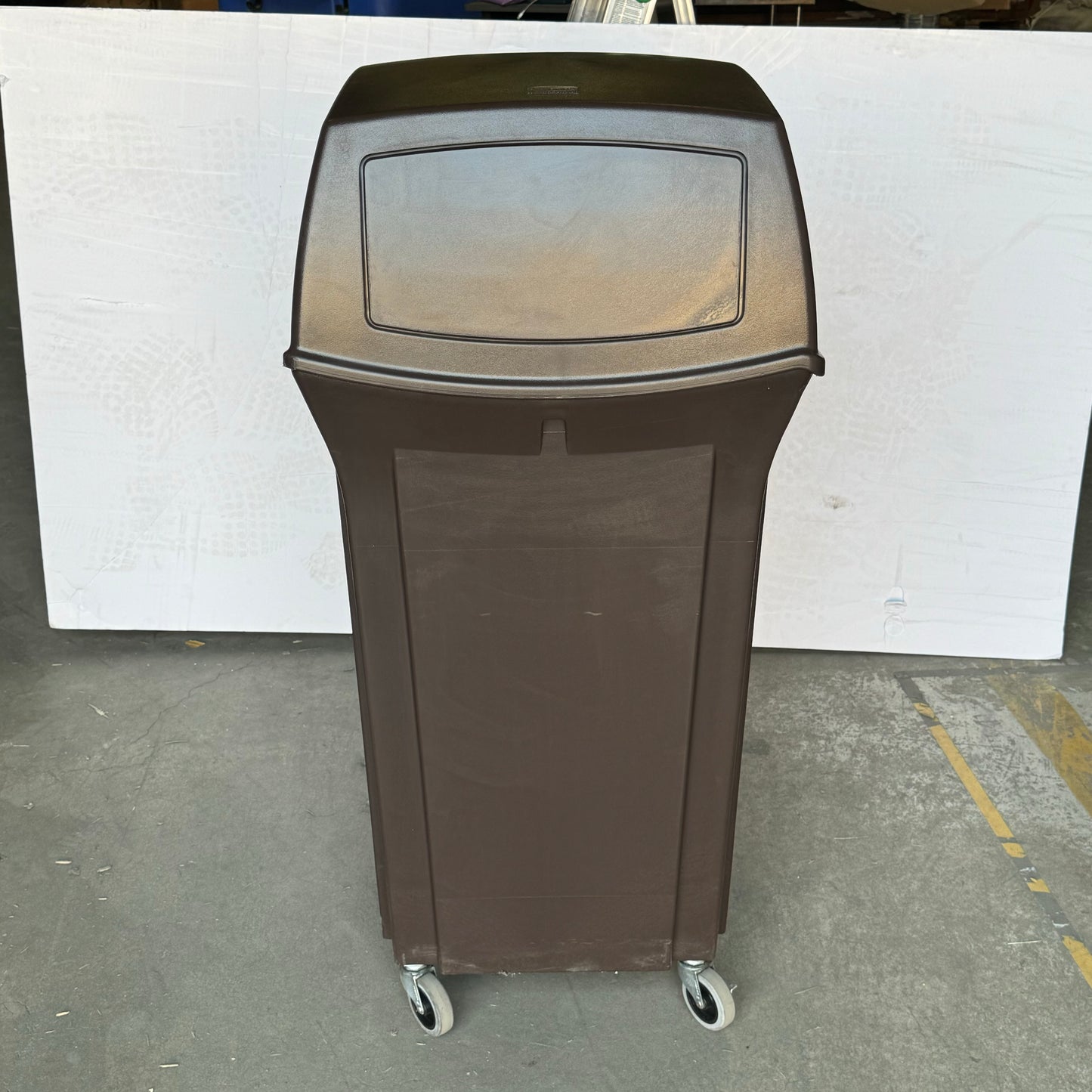 RUBBERMAID Trash Can 44”Hx20”x20” Brown