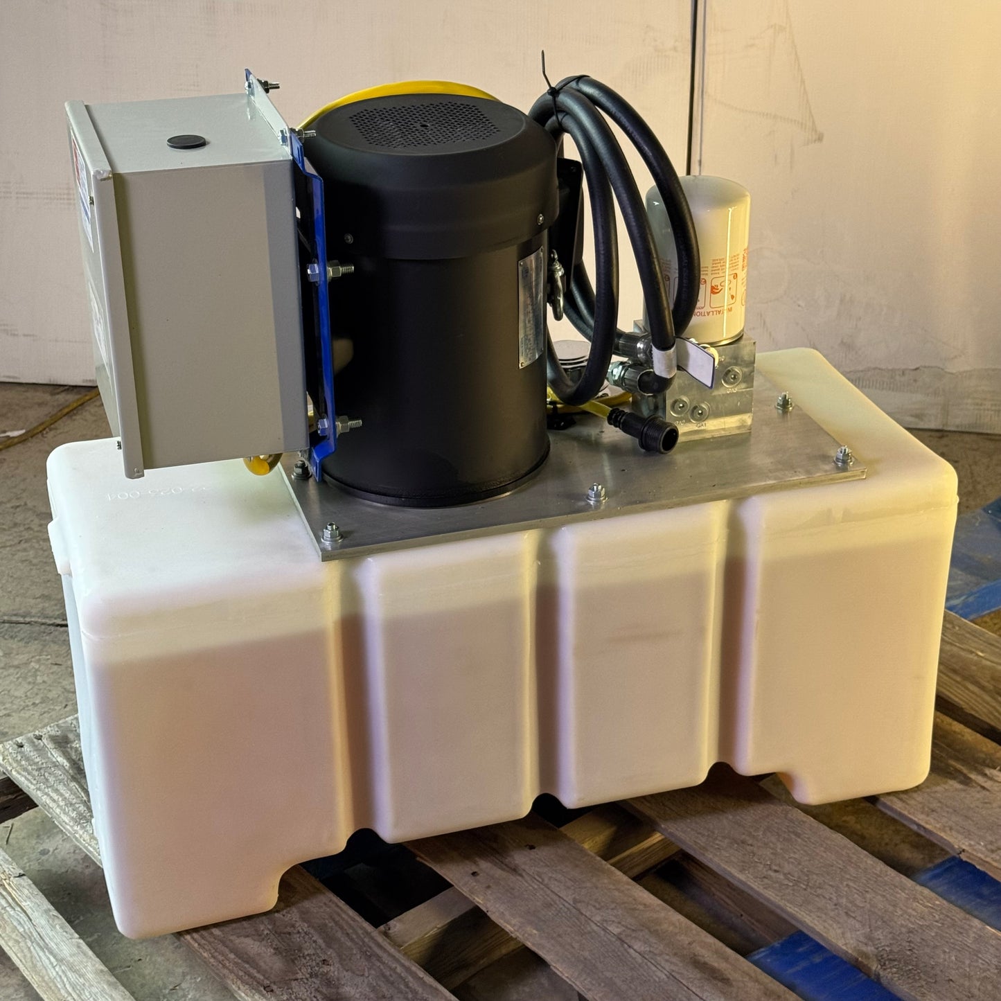 VESTIL Three Phase Asynchronous Motor For Loading Docks 6.5HP Capacity 6000 Lbs 208/230V 32"L x 13"W x 28"H Black & White N184T-4A