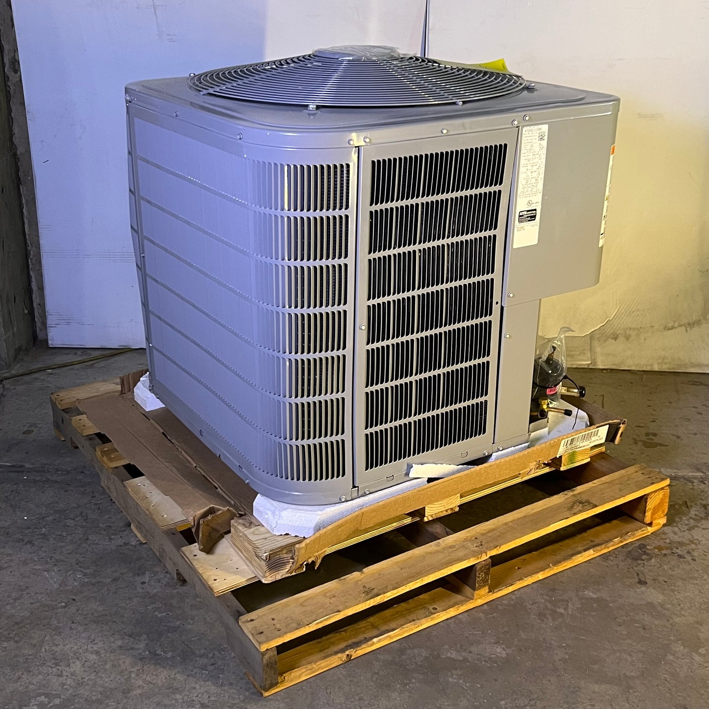 ZA@ CARRIER Air Conditioner Condensing Unit 208/230V 24SPA648W003 (AS-IS, Damage on One Side Only)