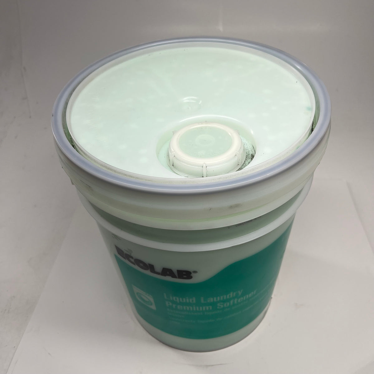 ECOLAB Liquid Laundry Premium Softener Anti-static 5 Gal Bucket Green 6102172