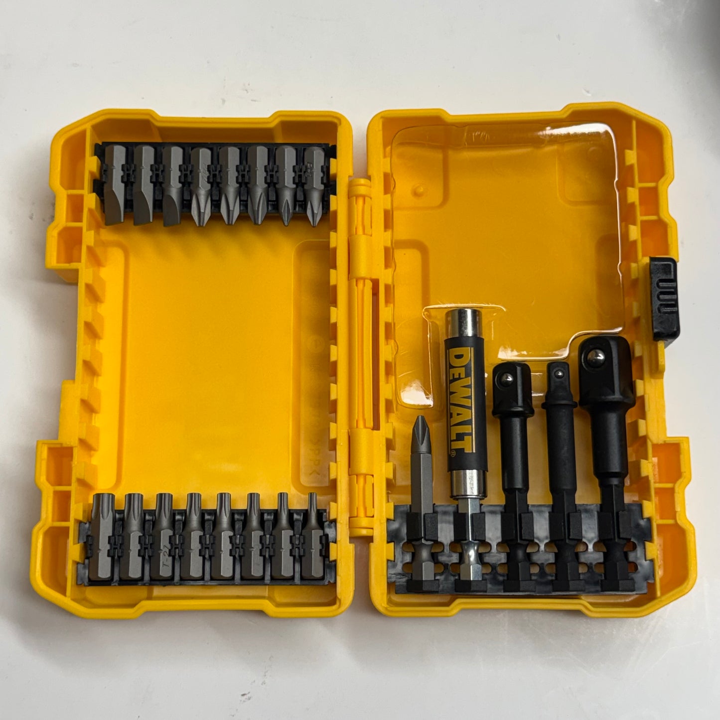 DEWALT 142-Piece Mechanics Tool Set – Polish Chrome Socket & Ratchet Set with Case DWMT45425