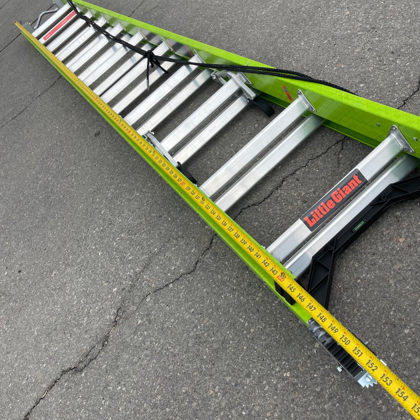 Z@ LITTLE GIANT Hyperlite Fiberglass Extension Ladder 24' 300 lb Load Cap 18724-186 (As-Is)