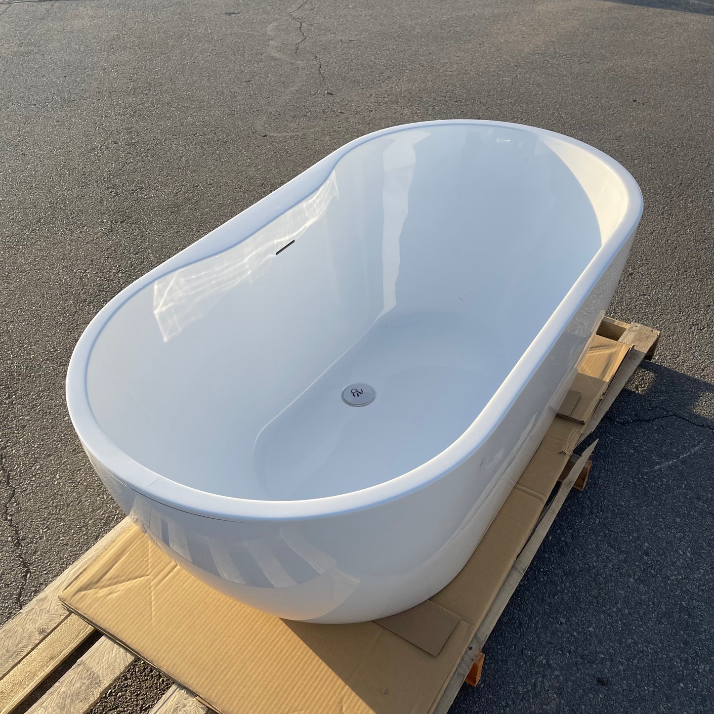 ZA@ Pallet of VINTAGE Acrylic Freestanding Bathtub 56”x29”x23” RMAQ340 (AS-IS)