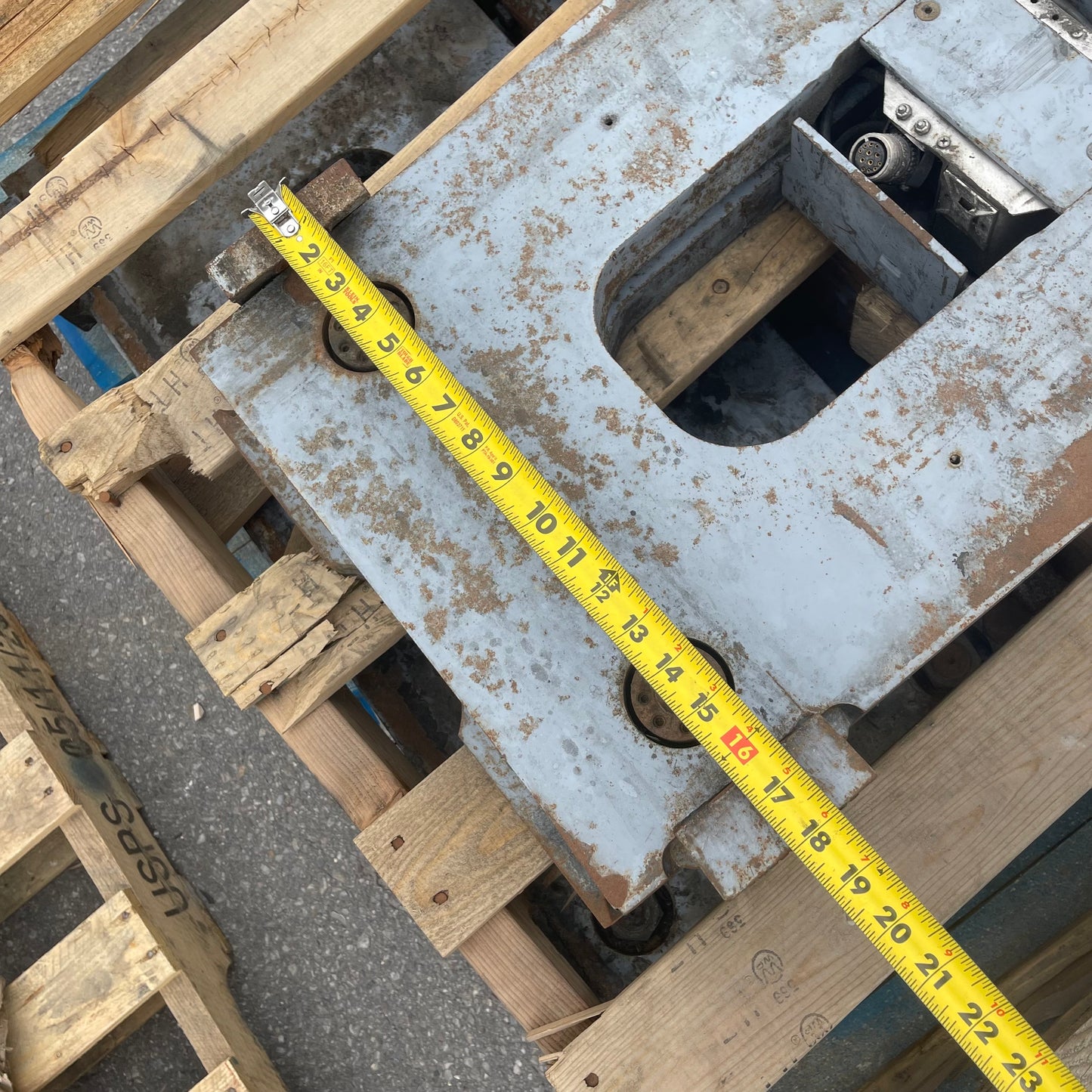 Z@ AVERY Weigh-Tronix Forklift Scale, 5000 lbs Capacity, Accuracy Class III, QTLTSC-05 (AS-IS) Roughly 415 lbs