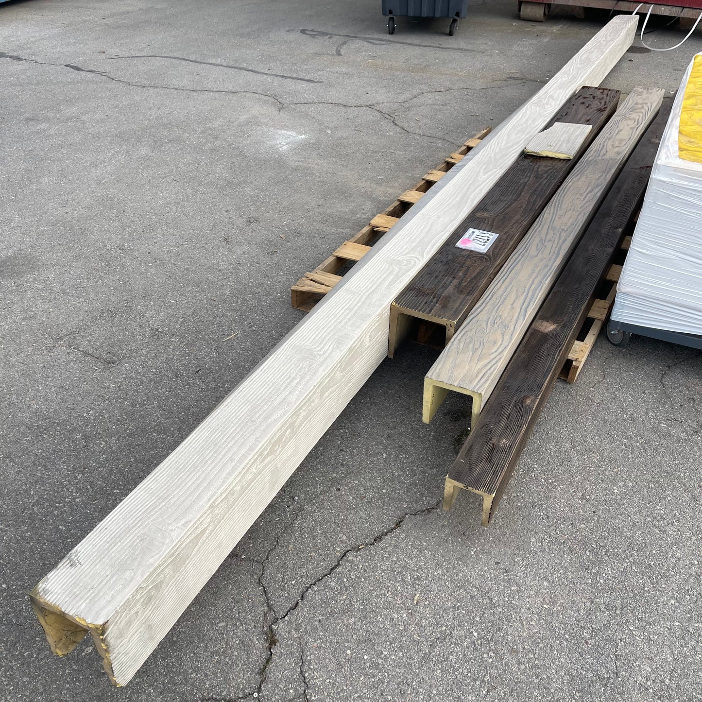 ZA@ Pallet of MIXED Faux Wood Molding 23’ - 7’ Length (AS-IS)