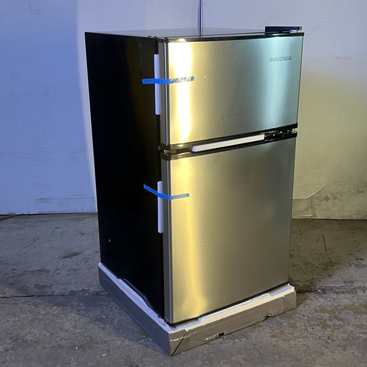 INSIGNIA 3.1 Cu. Ft. Mini Fridge with Top Freezer and Energy Star Certification - Stainless Steel Look DG40BY1A