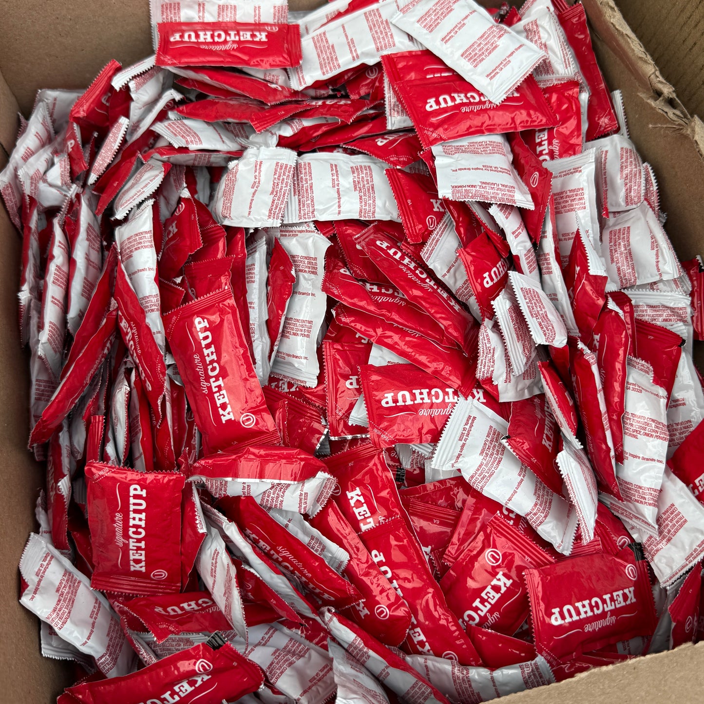 ZA@ Pallet of Rocks, Valves, Knives, Bags, Ketchup, Lids, cover plates, Wheel, Labels, & MORE!