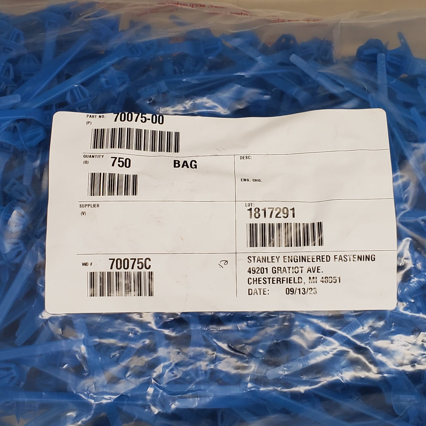 STANLEY (750 Pack) Engineered Fastening Winged Push Mount 3" Cable Ties Blue 70075-00