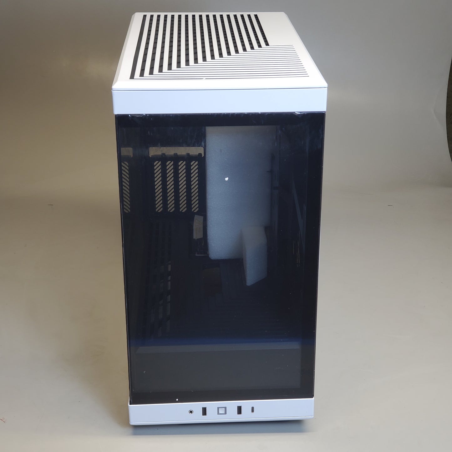 ZA@ HYTE Computer Tower / Case S-Tier Aesthetic Case Y40 (Damaged)