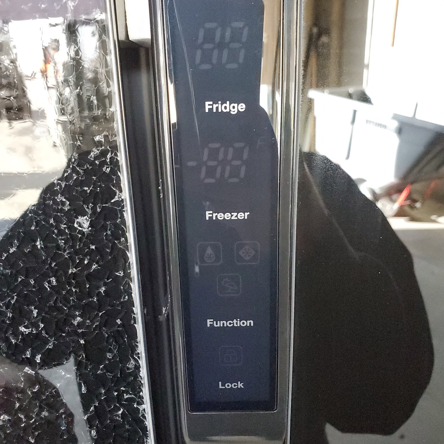 FURRION Residential Refrigerator 15.6 CU FT 2021123815 (AS-IS Working, Shattered Glass on Left Door)