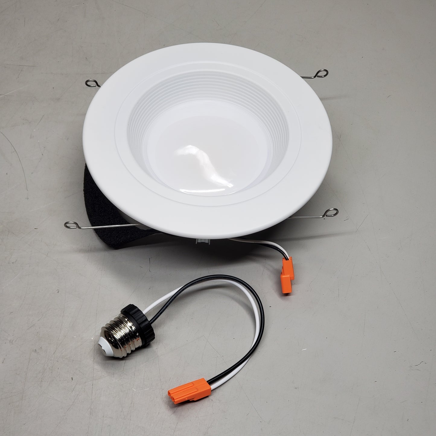 HALO Recessed-RL Baffle Downlight Bulb & Trim Replacement 5"/6" 700 Lumen White rl56069fsd2w1ewh