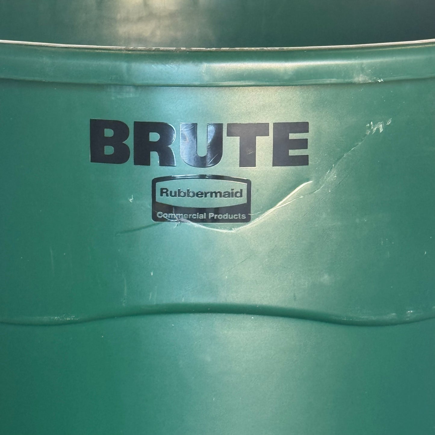 ZA@ BRUTE RUBBERMAID Green Garbage 55Gal Sz 33”Hx25.5”D (New)