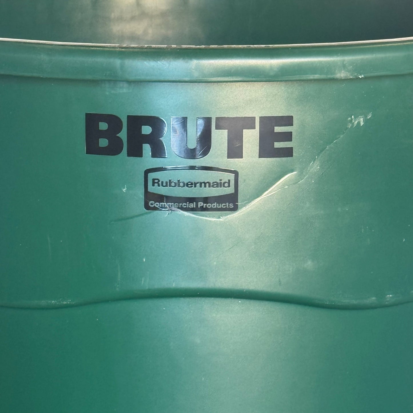 ZA@ BRUTE RUBBERMAID Green Garbage 55Gal Sz 33”Hx25.5”D (New) B