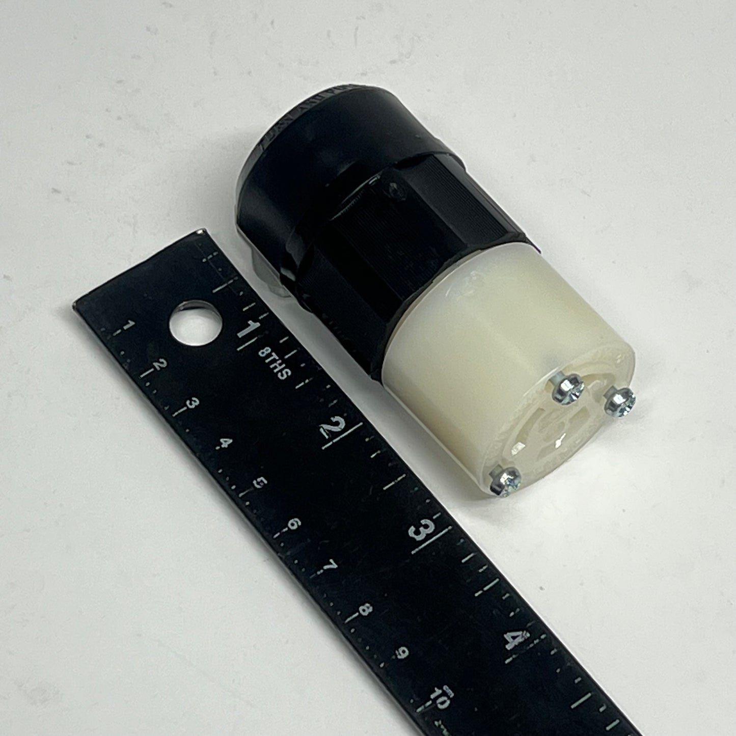 LEVITON Locking Connector Industrial Grade  15 Amp 125 Volt Black 165-4729-C