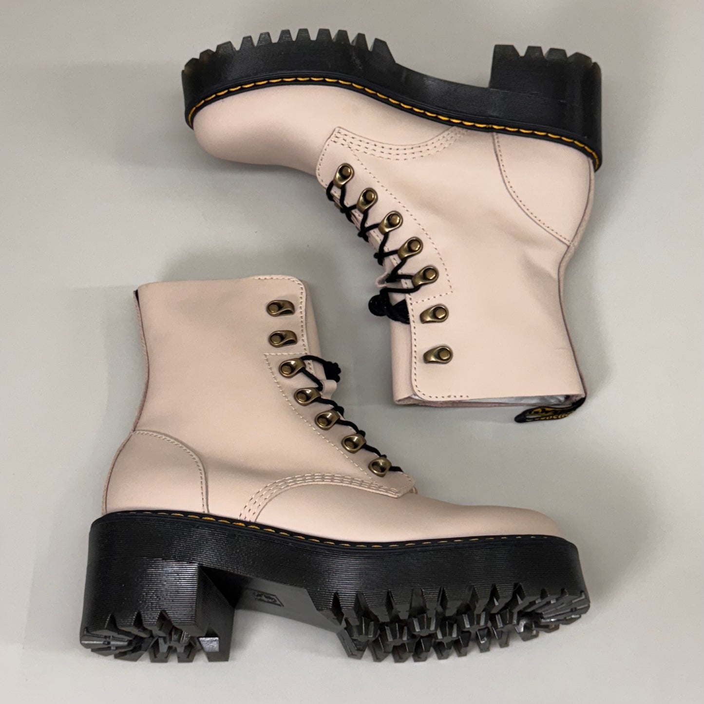 DR MARTENS Leona Sendal 8 Eye Lace Up Leather Heeled Boots W SZ 9 Vintage Taupe