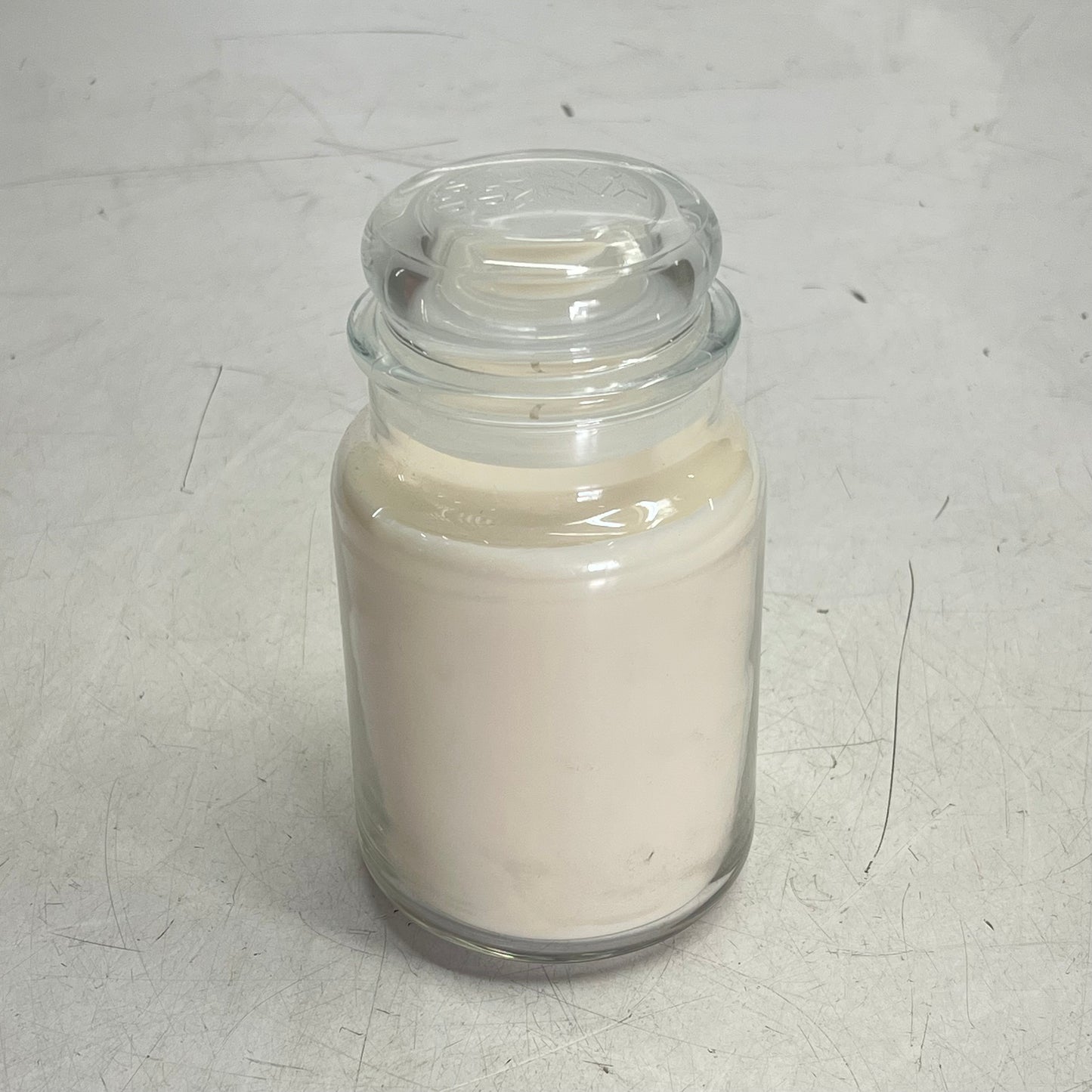 YANKEE CANDLE Single Wick Candle W/ Sealing Lid Vanilla Cupcake Scent 150hr 22oz