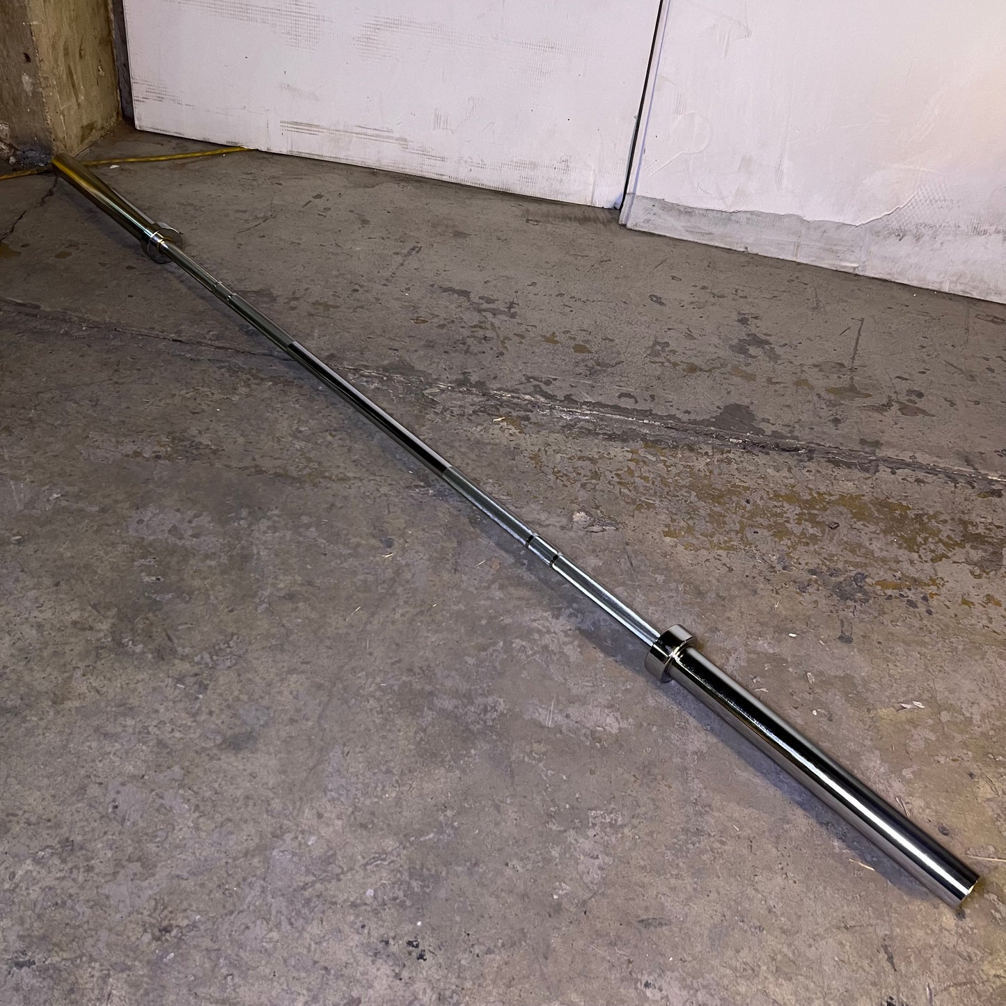 TITAN Performance Series Olympic Barbell 86.6"L Cap 700 Lb. Chrome 430367