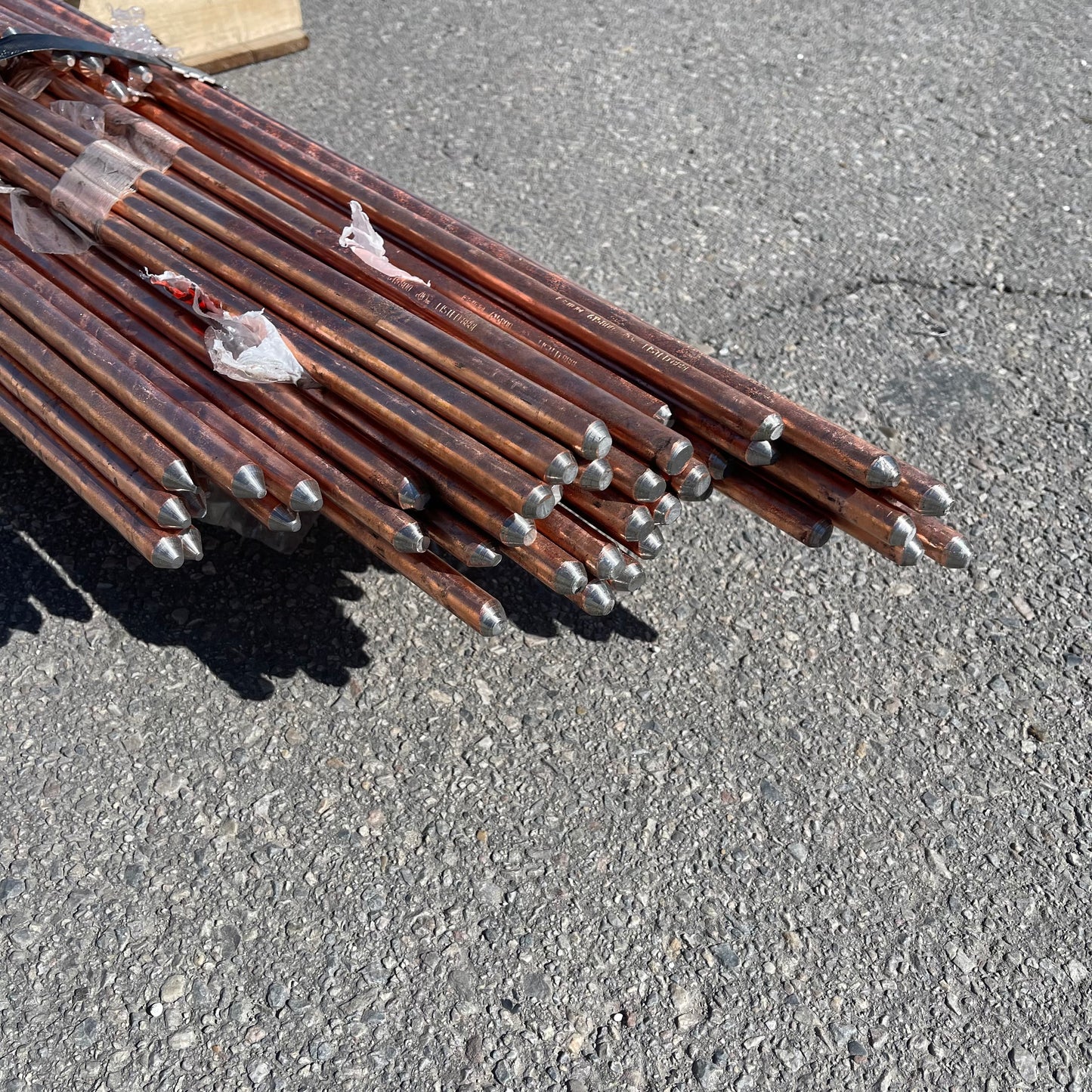 ZA@ Pallet of MIXED Copper Covered Steel Grounding Rods 120” (AS-IS)