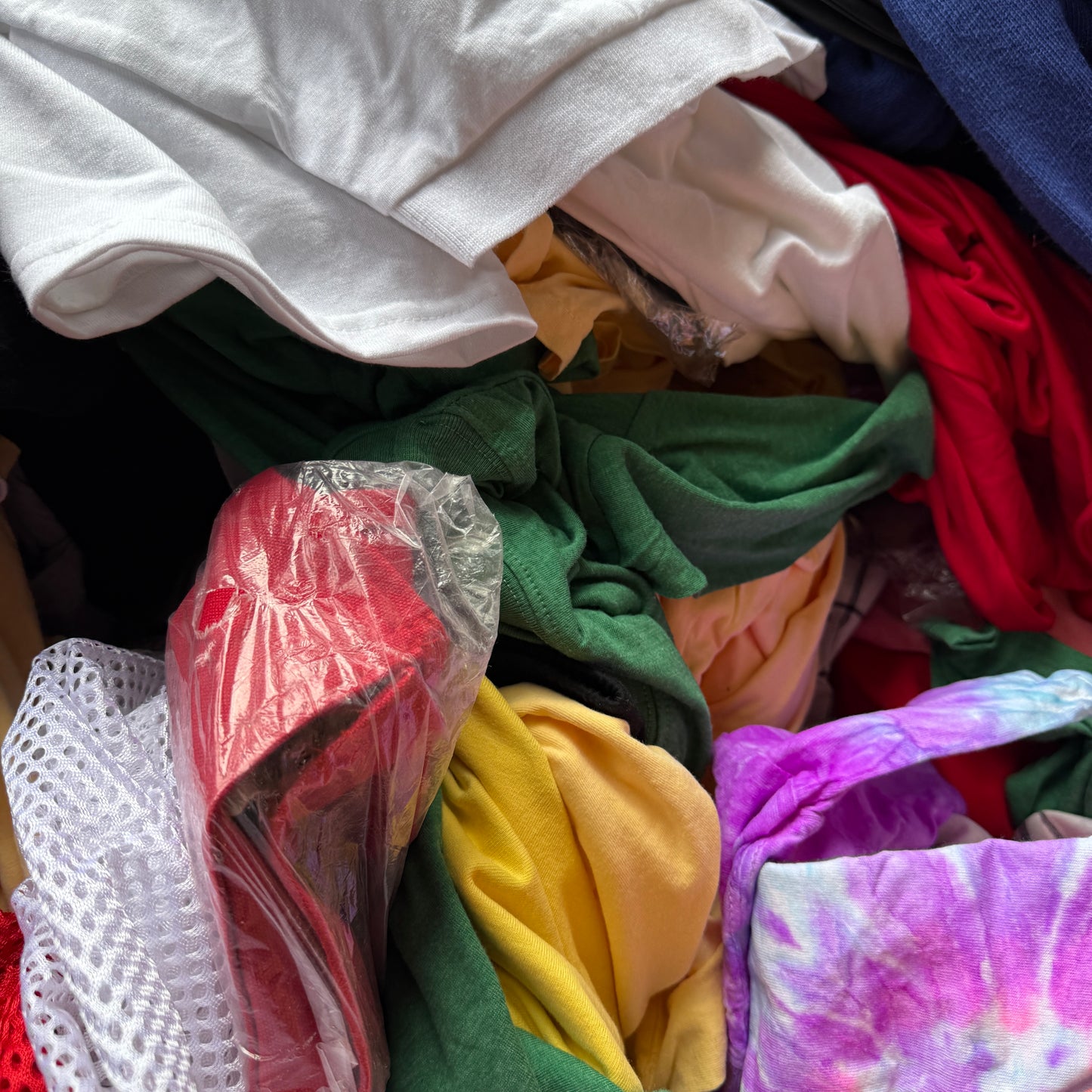 ZA@ Pallet of MIXED 100’s Of Men’s & Women’s Clothing