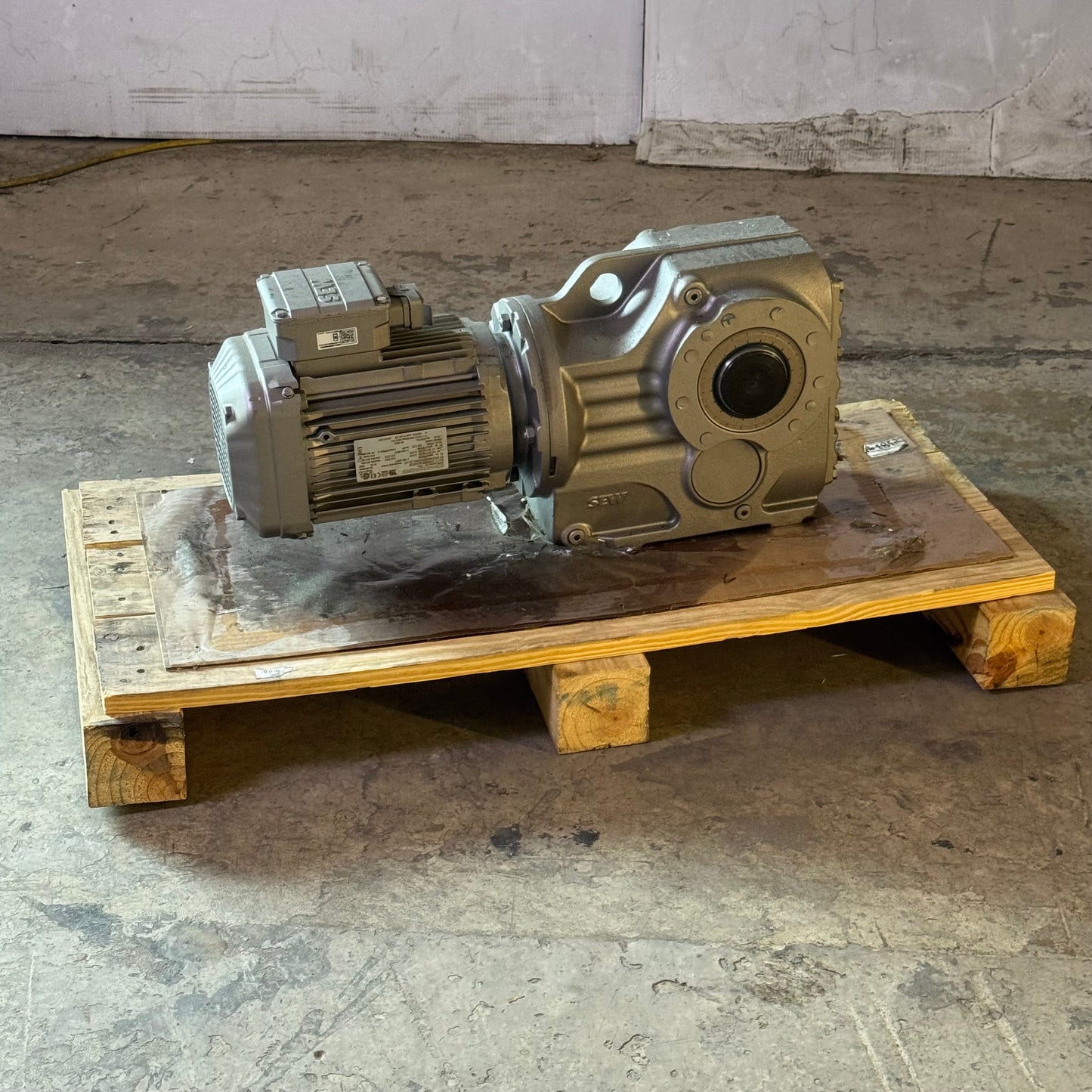 SEW Eurodrive Helical-Bevel Gearmotor 2 HP 46 RPM 460V - KA77 DRN90L4/AND8