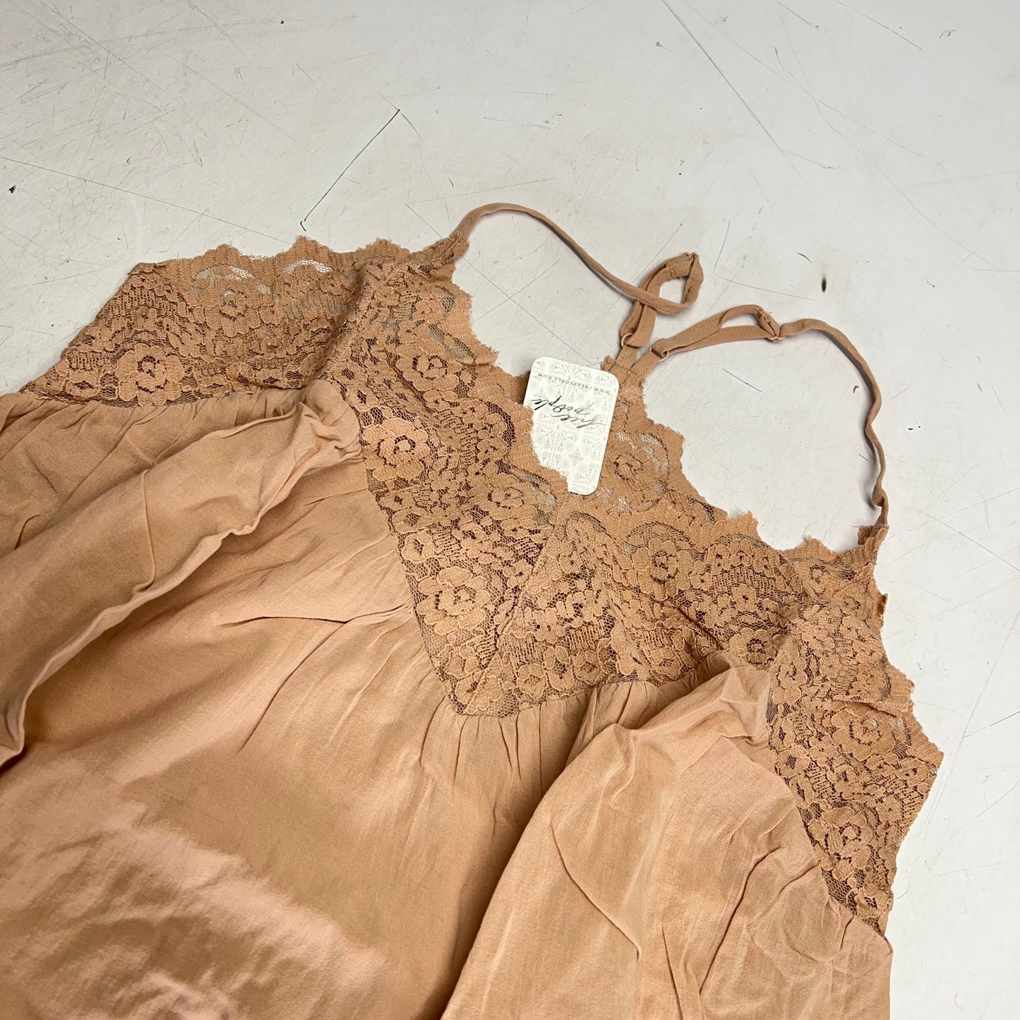 ZA@ FREE PEOPLE Fiona Lace Trim Slip Dress Women's Sz S Blush Sand 102276042 (As-Is, Small Snag on Straps)